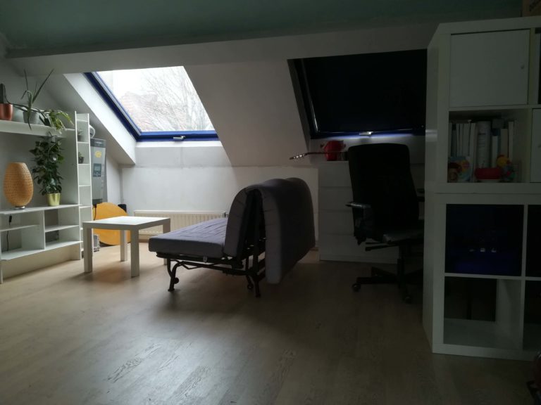 Das Bild zeigt den Wohn- und Arbeitsbereich unseres Zimmers. Fotografiert von Marion Schwenne im jpg-Format.