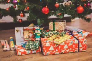 Weniger Geschenke für Kinder sind schwer zu realisieren. Das Bild zeigt Geschenke unter dem Weihnachtsbaum. Die Fotografie stammt von Eugene Zhyvchik und wurde auf Unsplash.com im jpg-Format veröffentlicht.