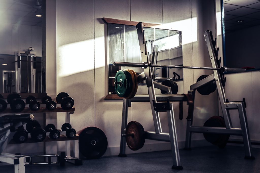 Für Krafttraining mit schweren Gewichten brauchst du ein Fitnessstudio.