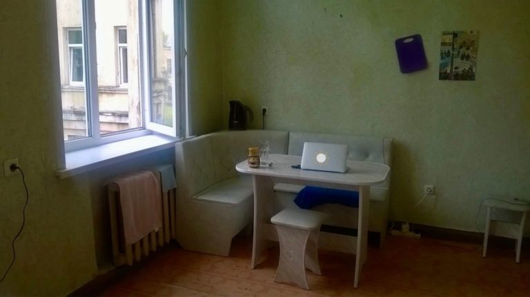 Minimalistisch leben im russischen Wohnheim ohne Badewanne.