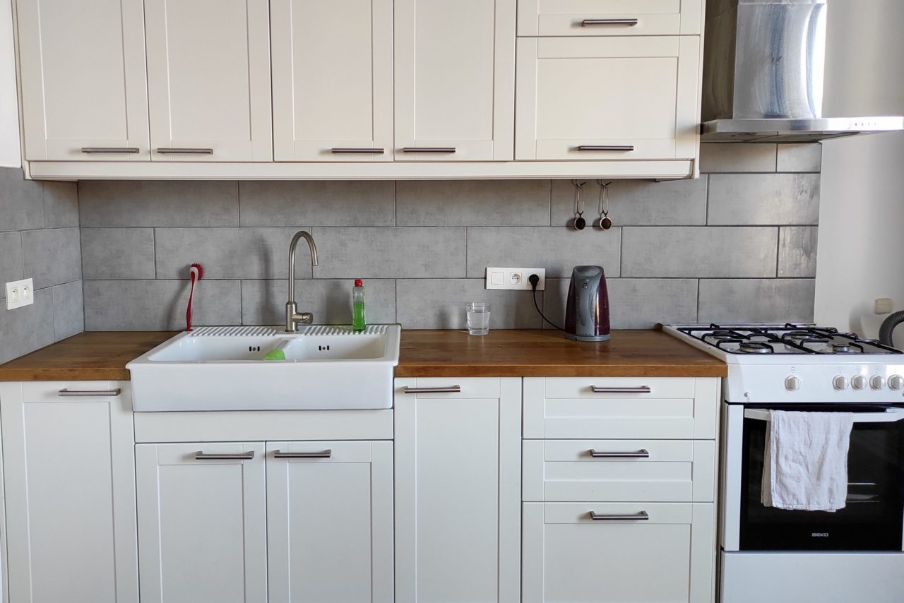 Aufgeräumte und minimalistisch eingerichtete Küche