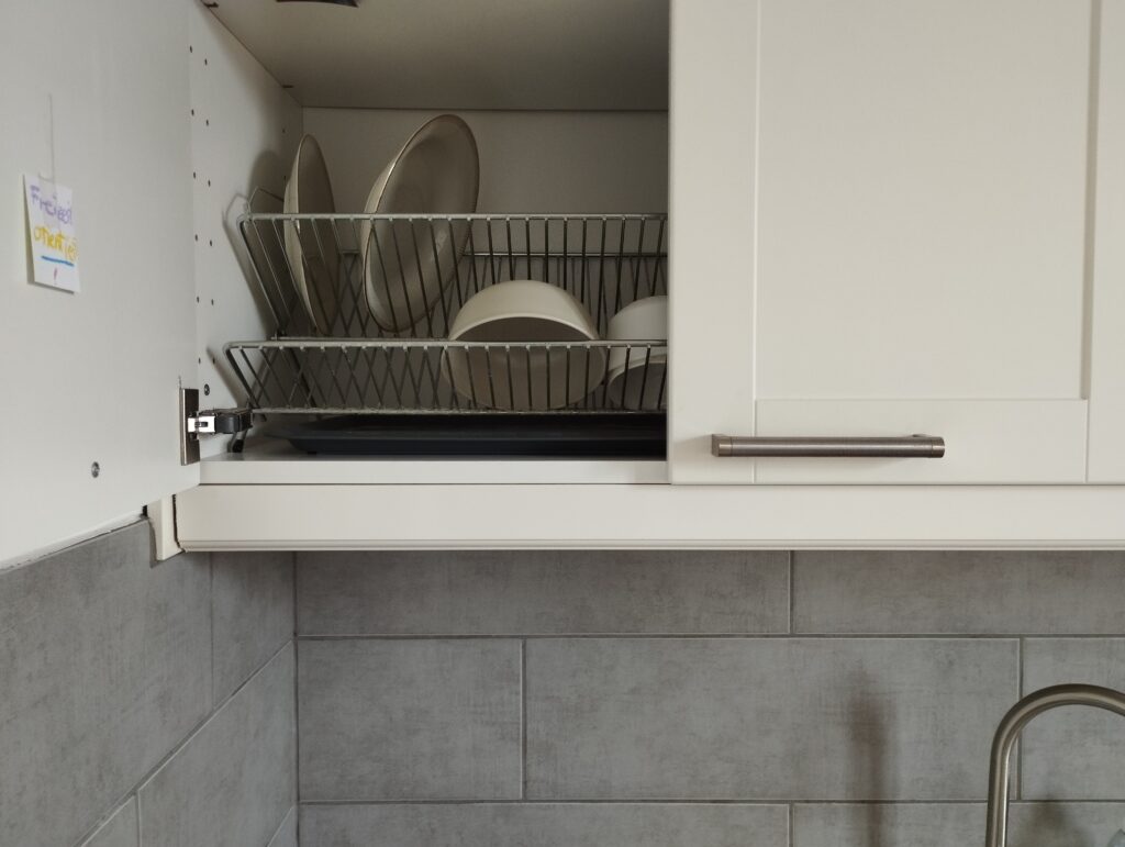 Minimalistische Wohnung 2023 Küche Abtropfregal